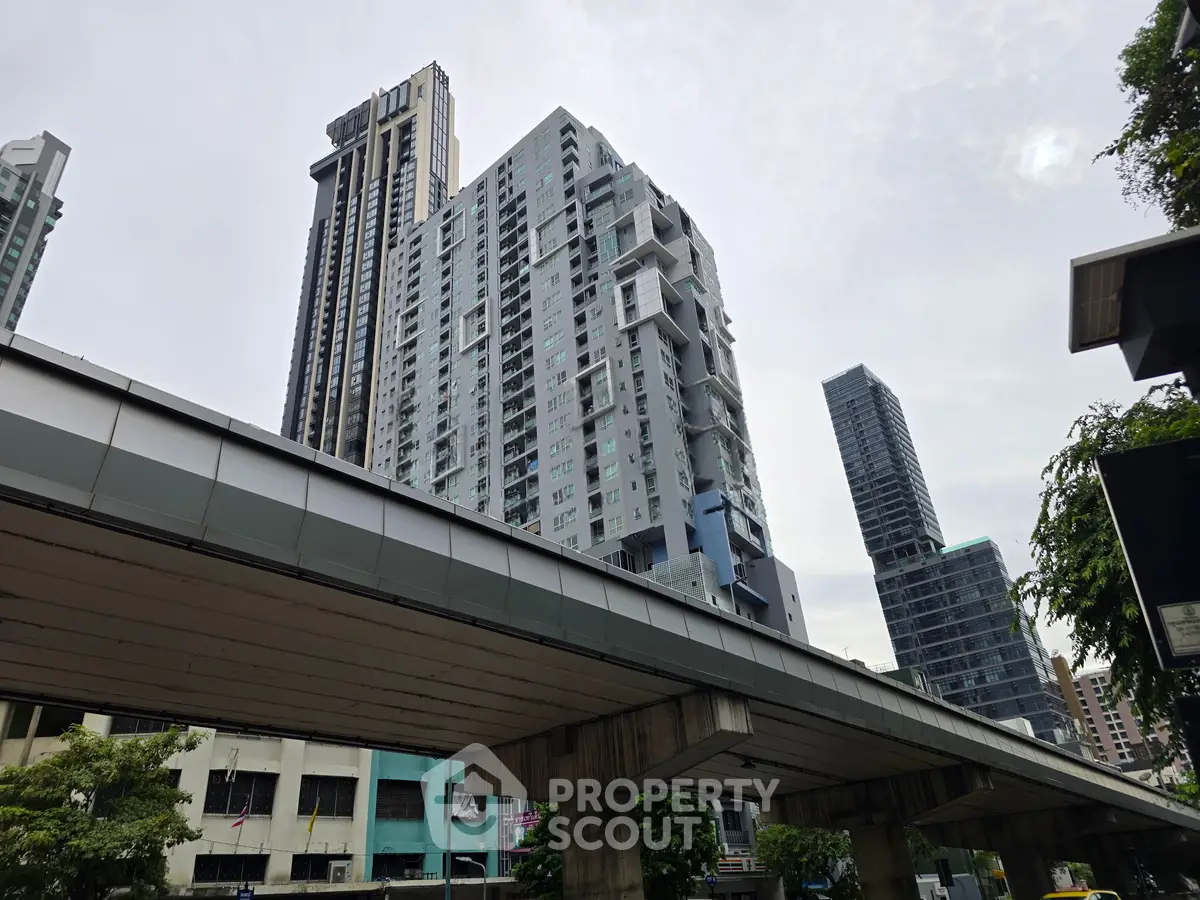 Modern high-rise building with sleek architecture and urban surroundings, showcasing city living at its finest.
