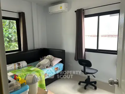 Cozy bedroom with air conditioning and natural light, perfect for relaxation and comfort.