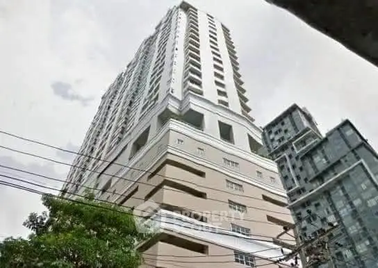 Stunning high-rise building exterior showcasing modern architecture and urban living.