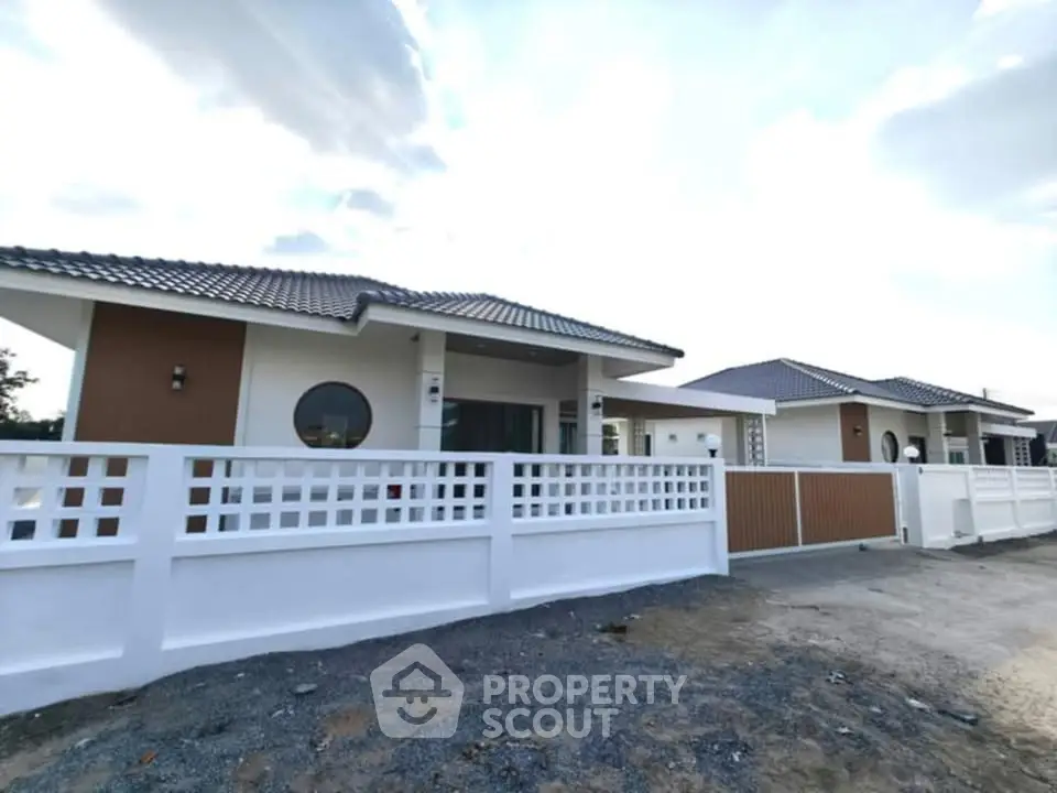 Modern single-story house with stylish design and spacious outdoor area, perfect for family living.