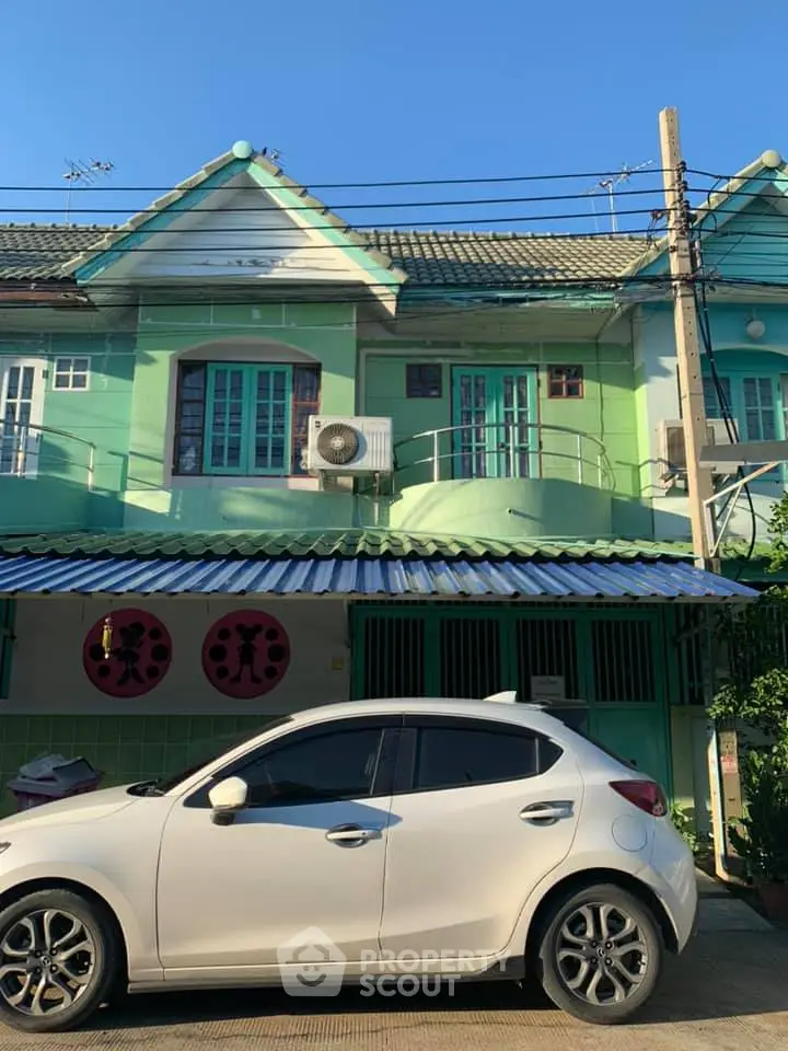 Charming green townhouse with balcony and parking space in sunny neighborhood