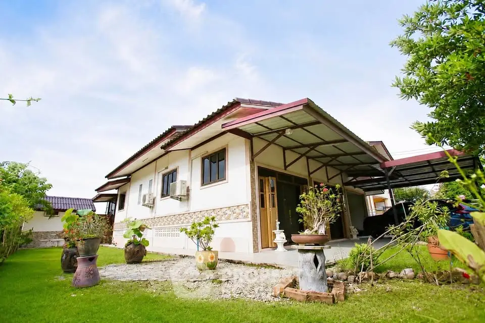 Charming single-story house with lush garden and spacious outdoor area, perfect for family living.