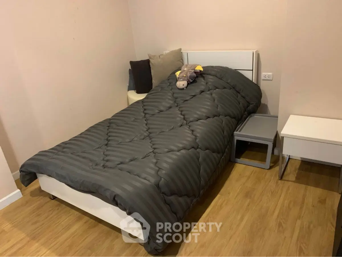 Cozy bedroom with single bed and modern decor, perfect for a minimalist lifestyle.