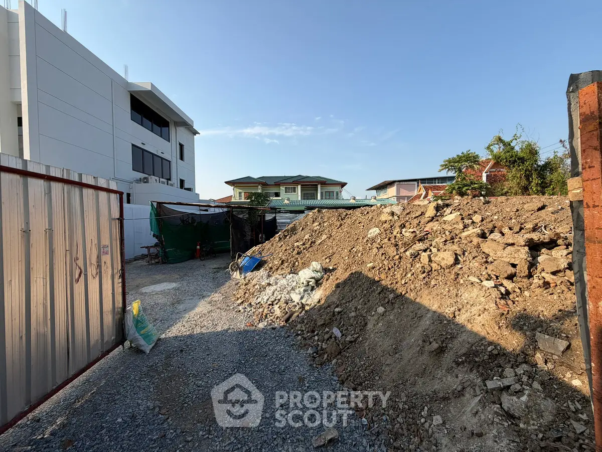 Vacant land plot with construction potential in a residential area, ideal for new development.