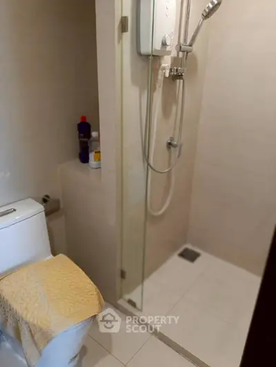 Modern bathroom with shower and toilet in a sleek design