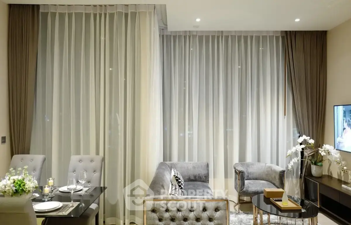 Luxurious modern living room with elegant furniture and floor-to-ceiling windows.