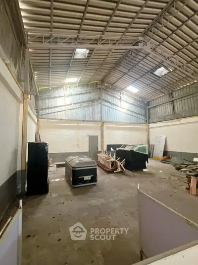 Spacious industrial warehouse with high ceilings and ample storage space