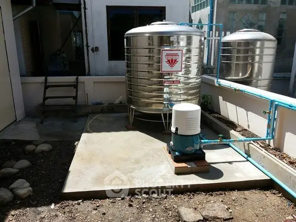 Outdoor water tank installation in residential property