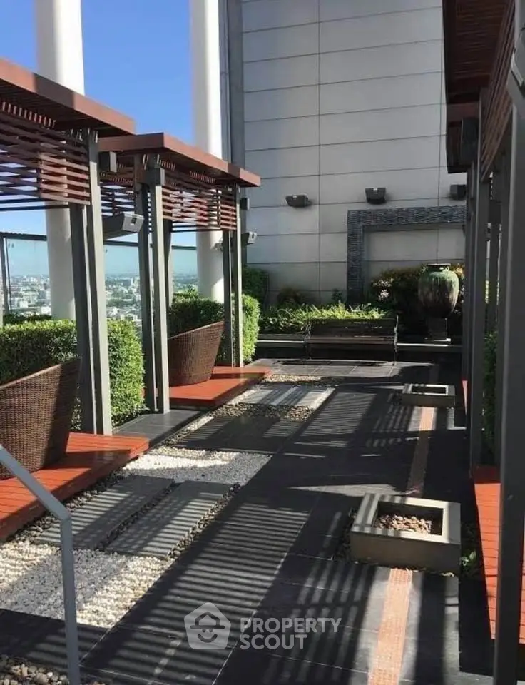 Stunning rooftop garden with modern design and city views, perfect for relaxation and entertainment.