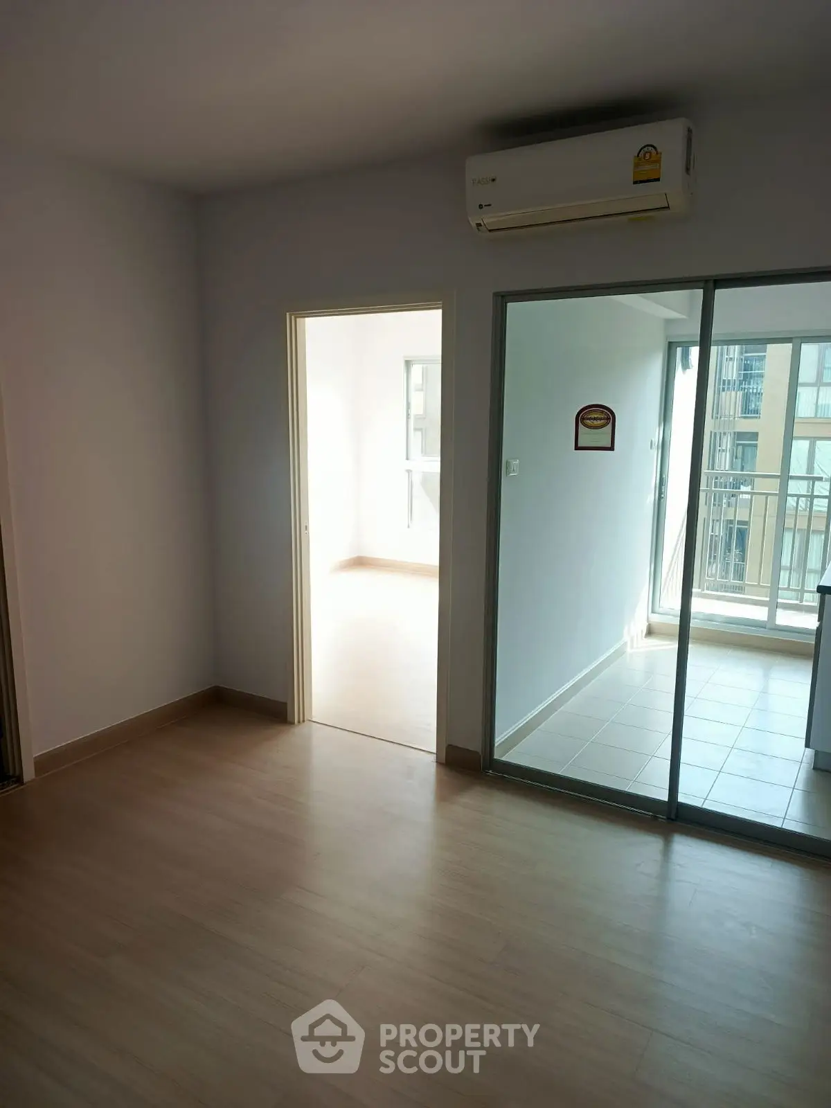 Spacious modern apartment with balcony and air conditioning, perfect for urban living.