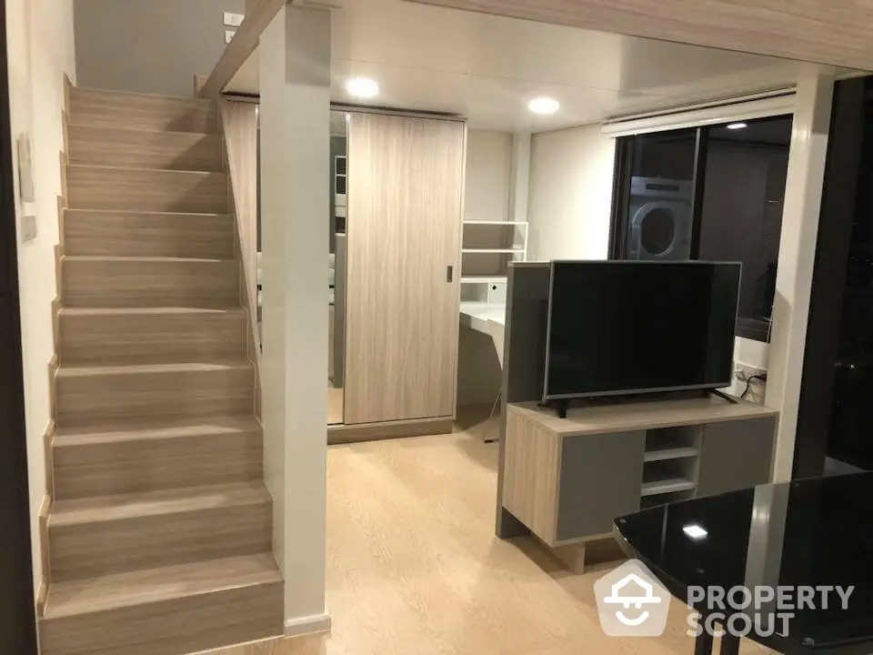 Fully Furnished 1 Bedroom Condo at Chewathai Residence Asoke-6