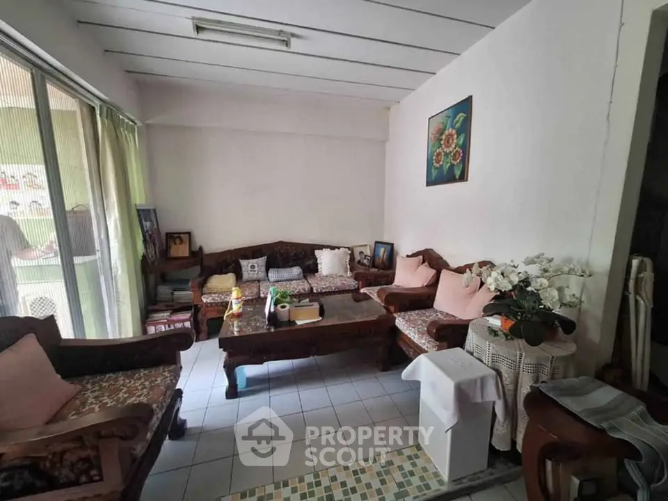 Charming living room with vintage furniture and floral decor, perfect for cozy gatherings.