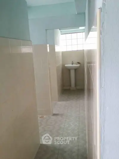 Spacious bathroom with natural light and modern fixtures in a real estate property.