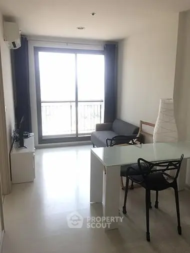 Fully Furnished 1 Bedroom Condo at Rhythm Sukhumvit 42 Livingroom