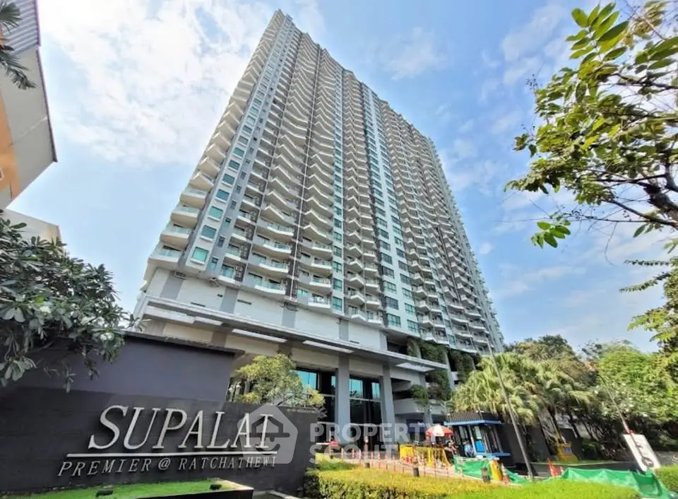 Stunning high-rise building exterior with lush greenery at Supalai Premier Ratchathewi.