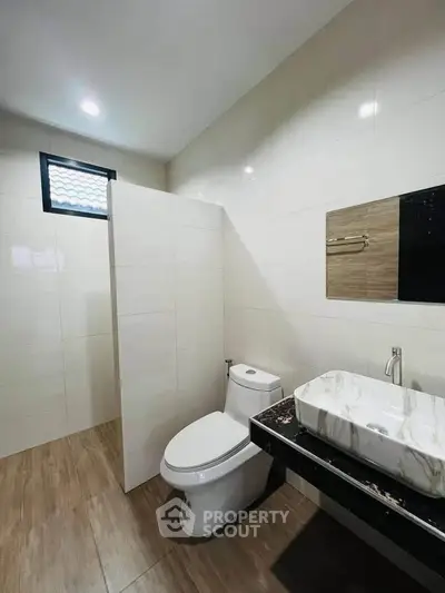 Modern bathroom with sleek design and elegant fixtures