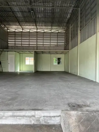 Spacious industrial-style warehouse with high ceilings and mezzanine level.