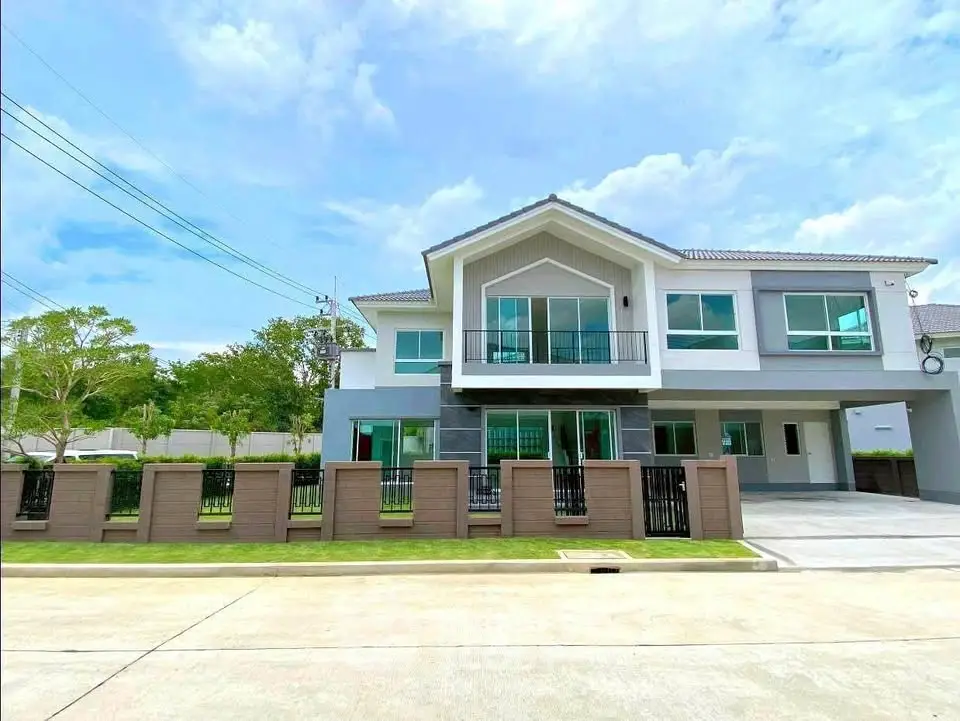 Stunning modern two-story house with large windows and spacious driveway