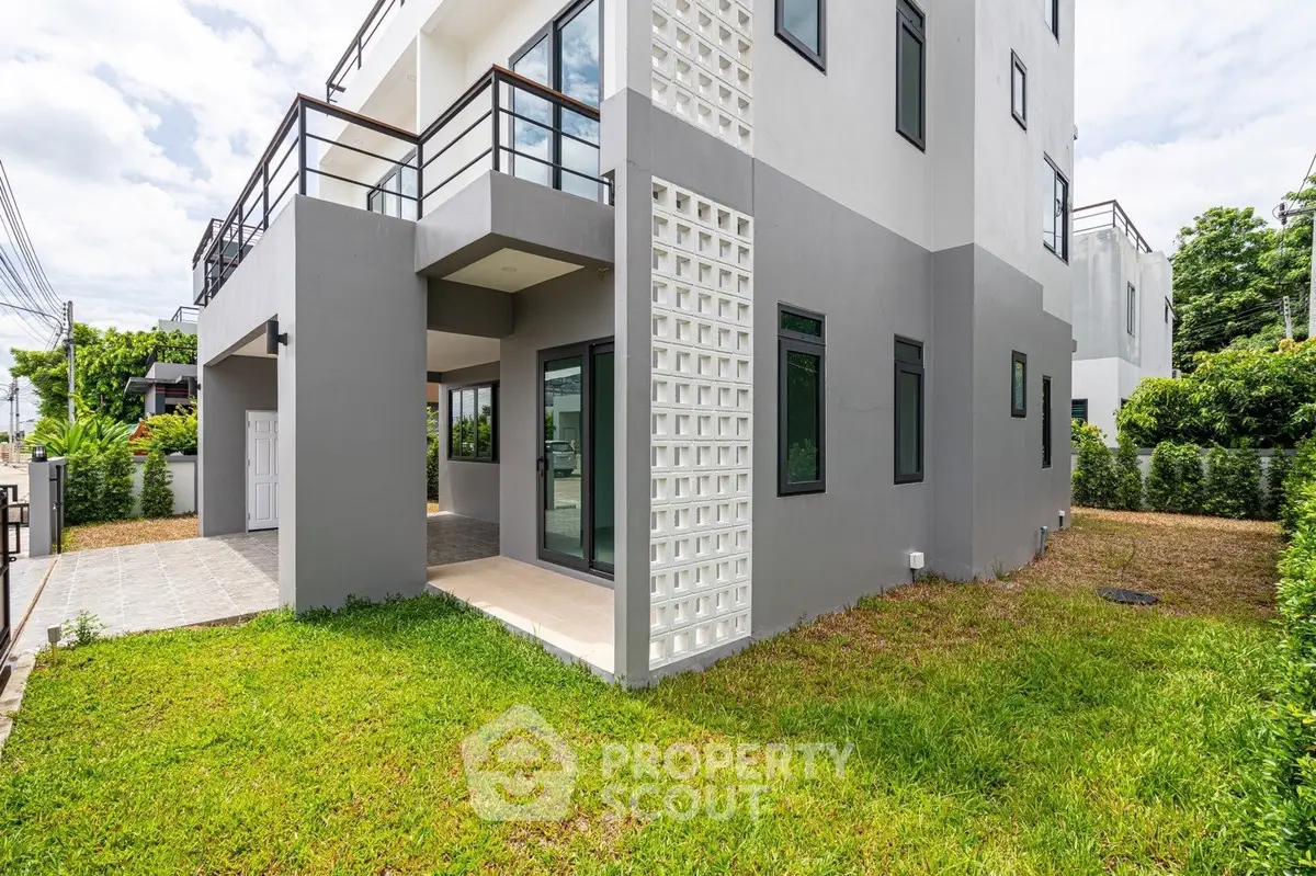 Modern corner unit townhouse with spacious garden and sleek exterior design.