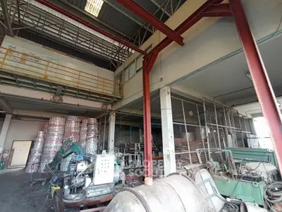 Spacious industrial warehouse with high ceilings and ample storage space