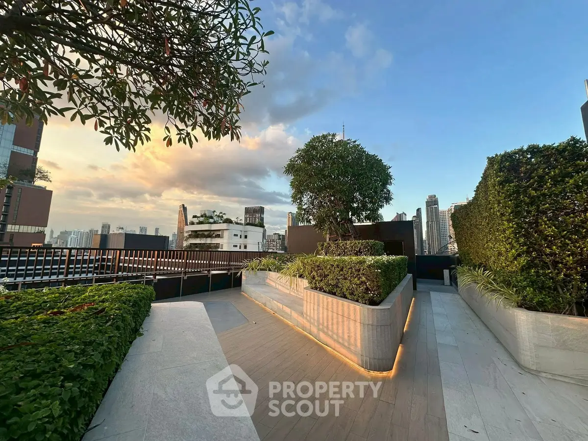 Stunning rooftop garden with city skyline views at sunset, perfect for relaxation and entertainment.