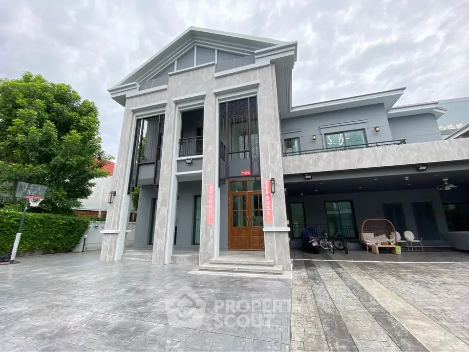 Stunning modern two-story house with elegant facade and spacious driveway, perfect for luxury living.