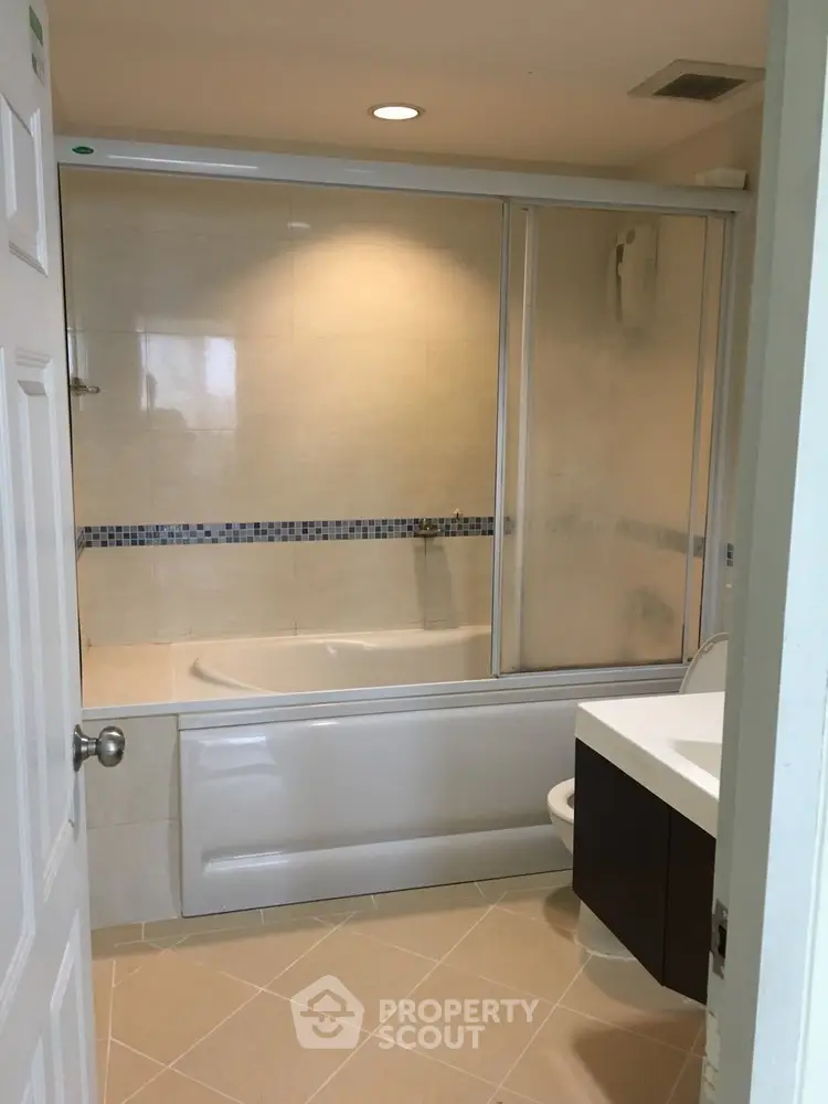  2 Bedrooms Condo at Life Ratchada Suthisan-1