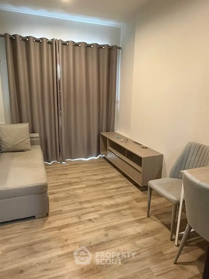 Cozy living room with modern furniture and wooden flooring, perfect for relaxation and entertainment.