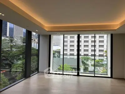 Spacious corner unit with floor-to-ceiling windows and city view