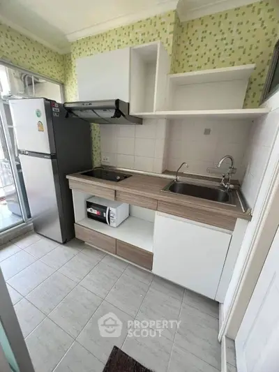 Modern kitchen with sleek design, featuring stainless steel appliances and stylish cabinetry.