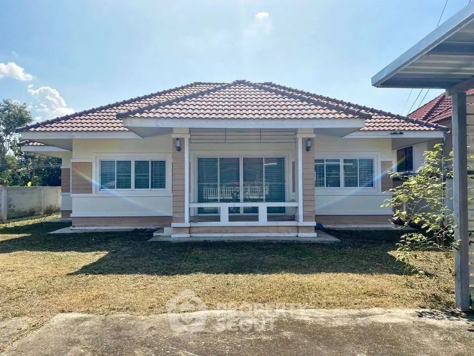 Charming single-story house with red-tiled roof and spacious front yard, perfect for family living.