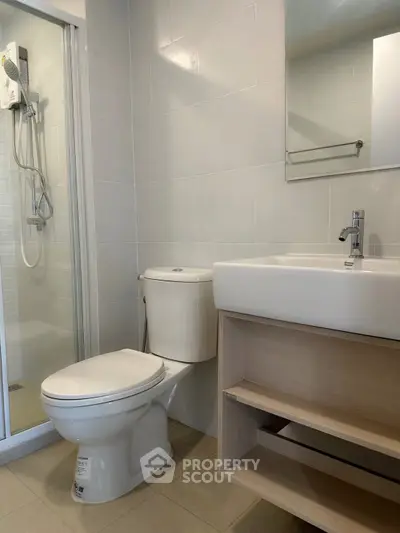 Modern bathroom with shower and sleek fixtures in a contemporary apartment.