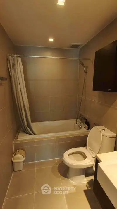 Modern bathroom with bathtub and sleek fixtures in a contemporary apartment.