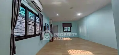 Spacious unfurnished room with large windows and air conditioning, perfect for customization.