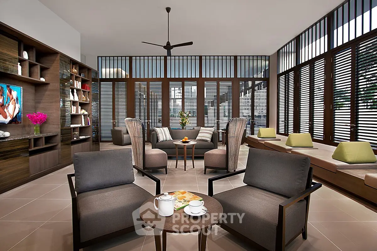 Luxurious modern living room with elegant furniture and floor-to-ceiling windows.
