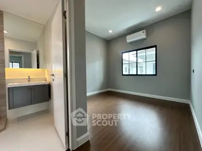 Modern unfurnished room with wooden flooring and air conditioning