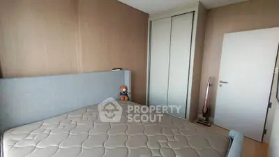 Modern bedroom with stylish decor and built-in wardrobe, perfect for comfort and relaxation.
