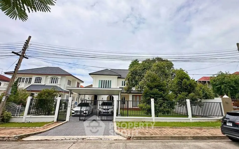 Elegant suburban house with spacious driveway and lush greenery, perfect for family living.