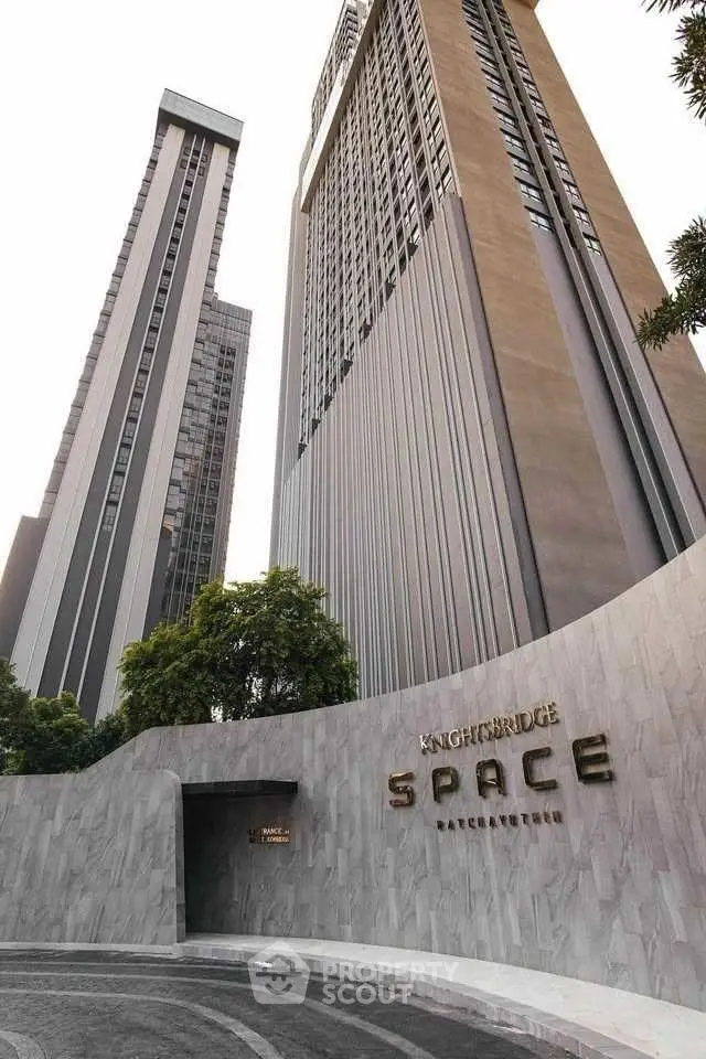 Stunning modern high-rise building with sleek architectural design and elegant entrance.