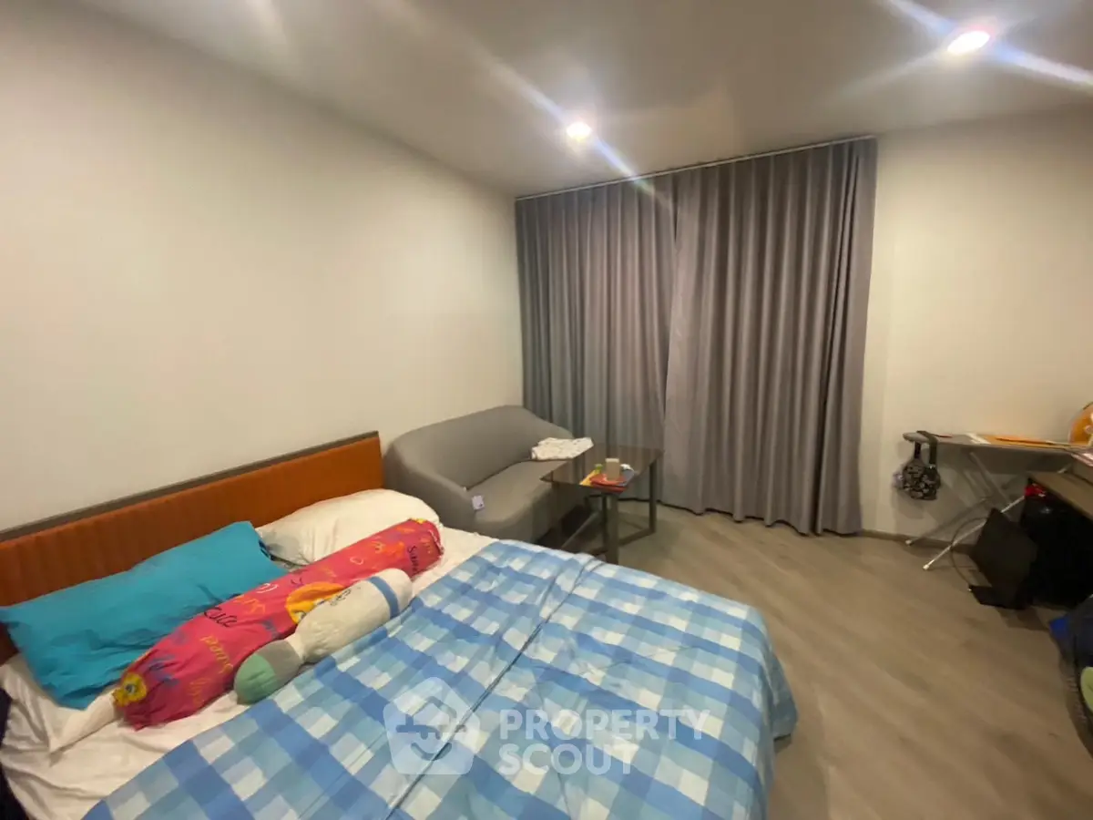 Cozy bedroom with modern decor and stylish furnishings, perfect for relaxation and comfort.