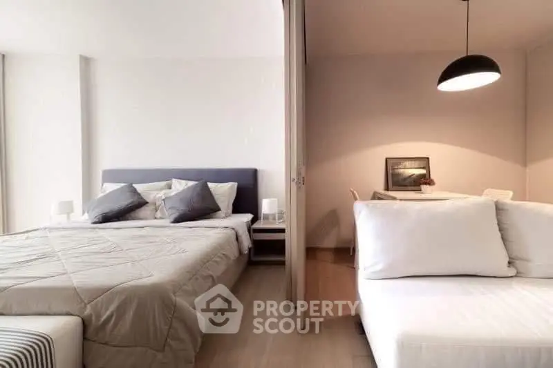 Modern bedroom with stylish decor and cozy ambiance, featuring a comfortable bed and elegant lighting.