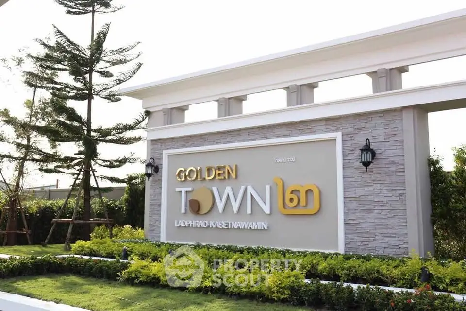 Golden Town Ladprao-Kaset Nawamin entrance with elegant landscaping and modern design.