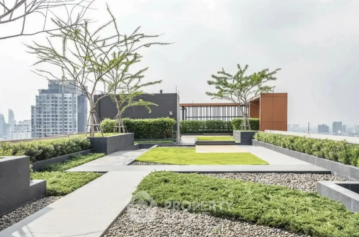Stunning rooftop garden with city views and modern landscaping, perfect for relaxation and gatherings.