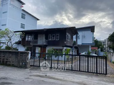 Charming traditional wooden house with modern extension and spacious driveway