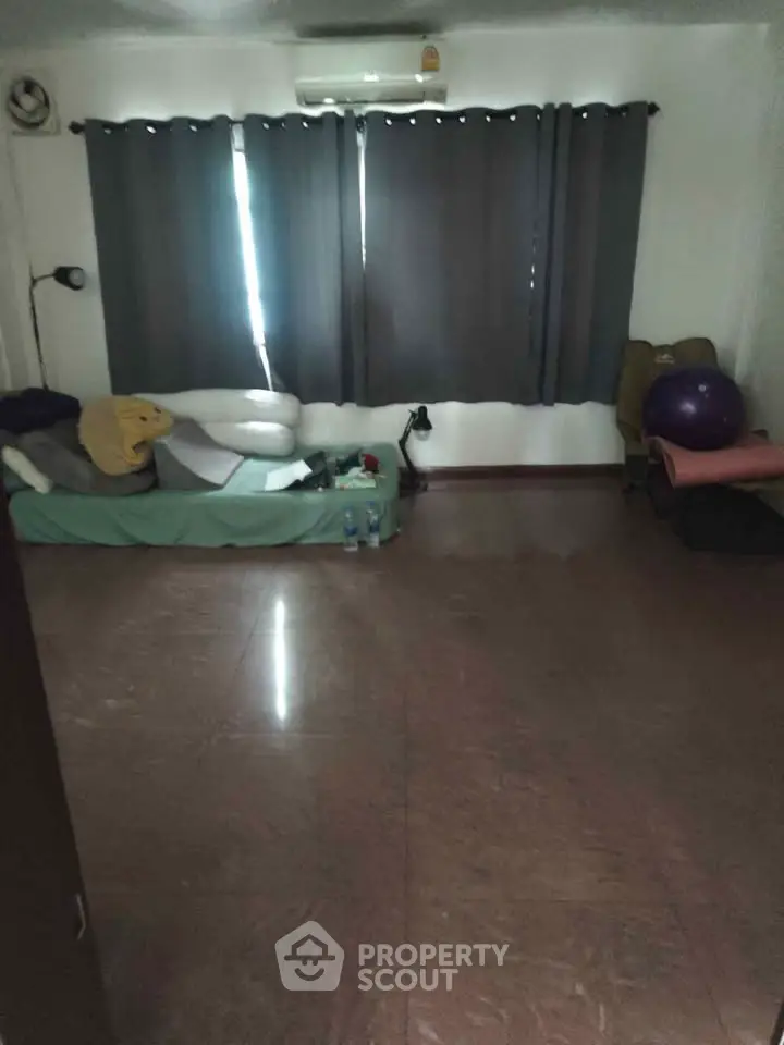 Spacious room with minimal furnishings and natural light, ideal for customization.