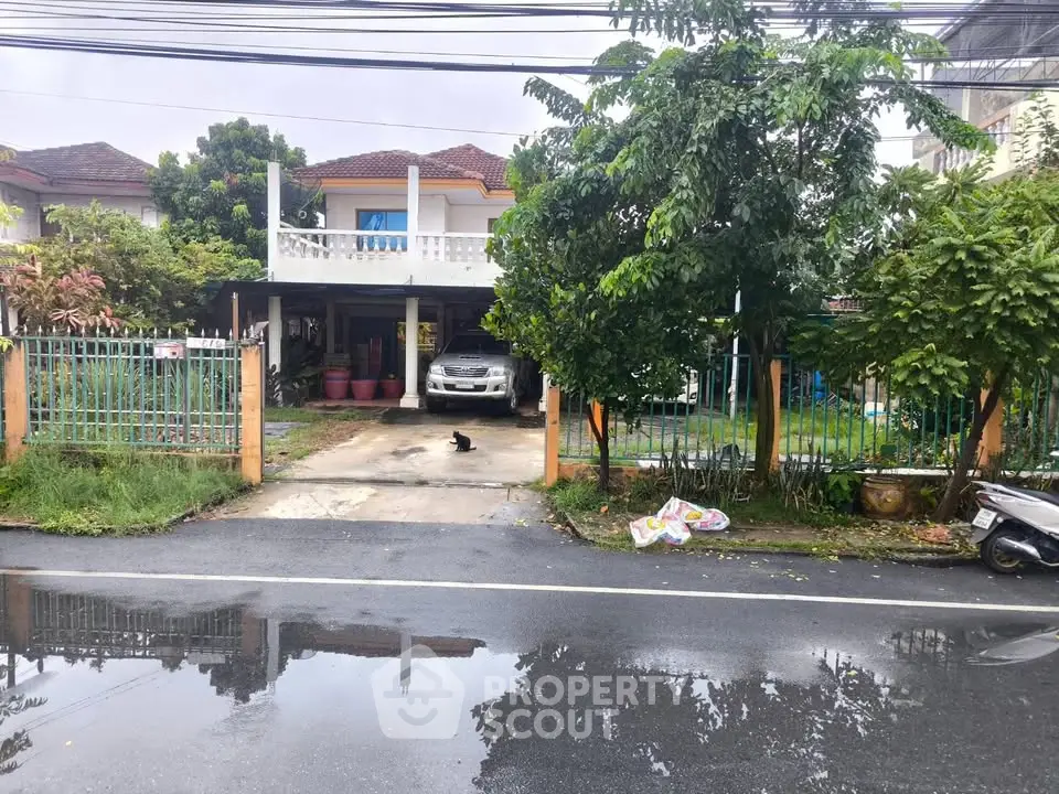 Charming suburban house with lush garden and spacious driveway, perfect for family living.