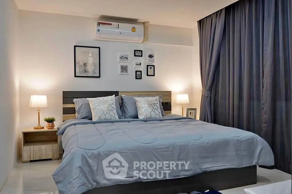 Modern bedroom with stylish decor and cozy ambiance, featuring a comfortable bed and elegant lighting.