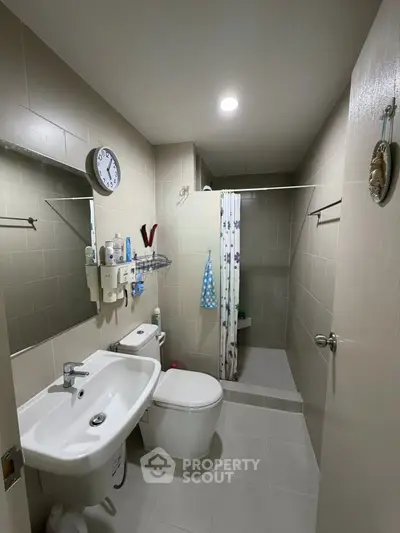 Modern bathroom with shower and sleek fixtures in a contemporary apartment.