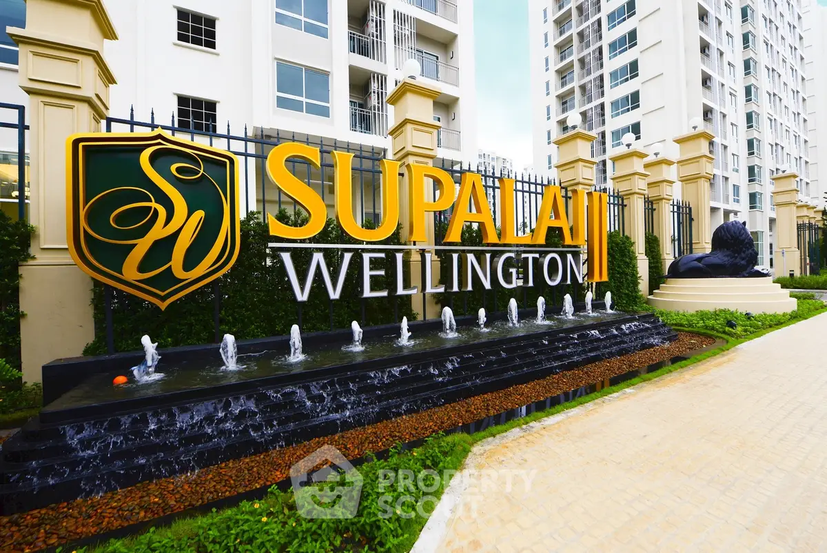 Luxurious Supalai Wellington entrance with elegant water feature and modern architecture.