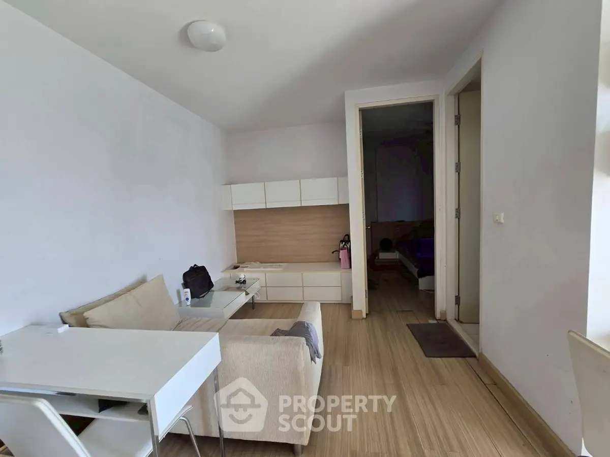 Cozy living room with modern furniture and wooden flooring